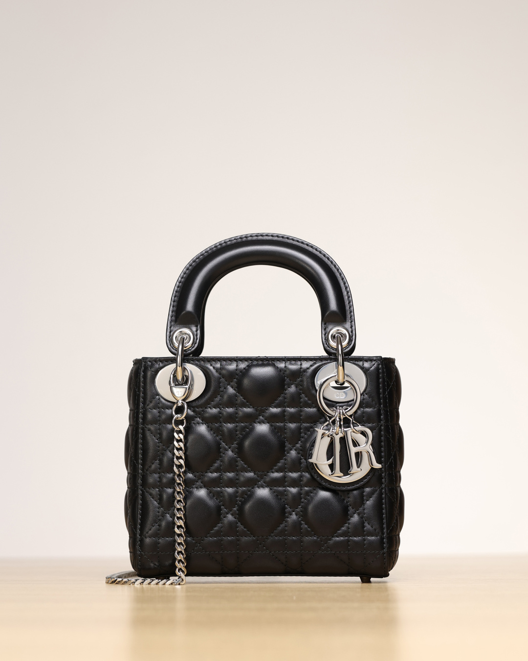 M9 디올 레이디  미니 램스킨 M0505ONGE  17 x 15 x 7 cm