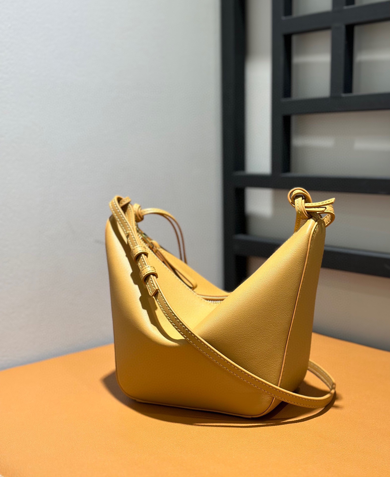 로에베 Hammock Hobo 28*17*9.5cm