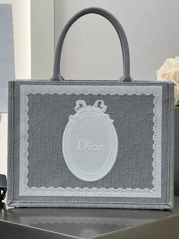 디올 북 토트 스트랩 백 미디엄 M1354PEWW 36 x 27.5 x 16.5cm