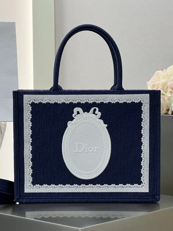디올 북 토트 스트랩 백 미디엄 M1354PEWW 36 x 27.5 x 16.5cm