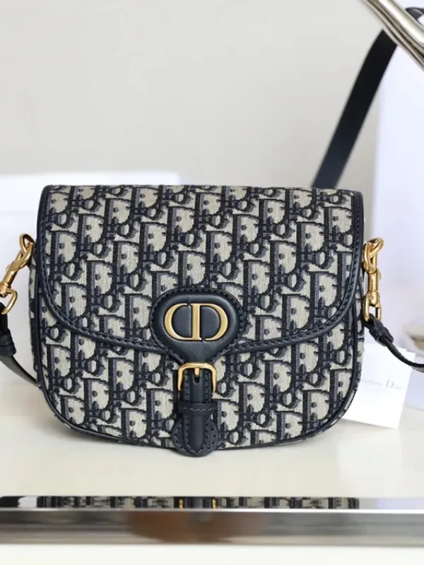 Medium Dior Bobby Bag M9337UTZQ 22.5 x 17.5 x 6.5 cm